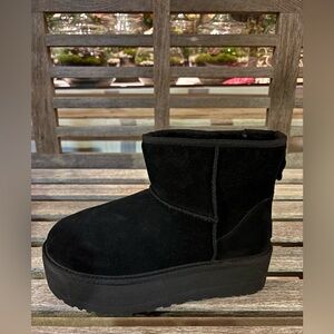 Authentic UGG Classic mini Platform Boots Black Size 9 New